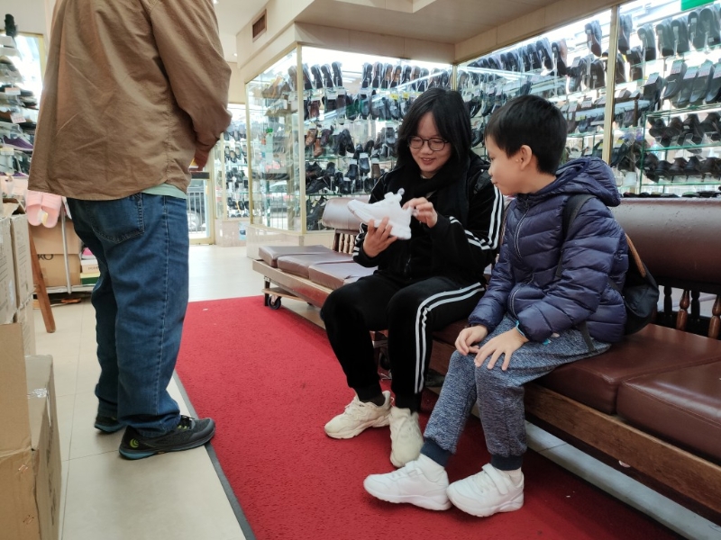 浩仔見(jiàn)到新波鞋后臉上洋溢興奮的心情。
