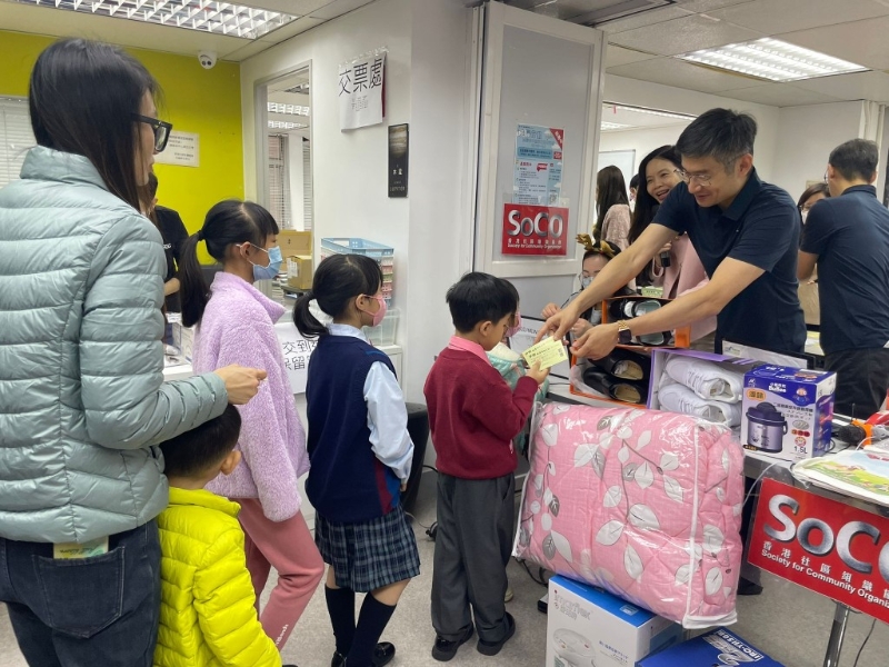 社協(xié)今年為貧窮兒童圣誕送禮的籌款目標(biāo)為75萬(wàn)元。