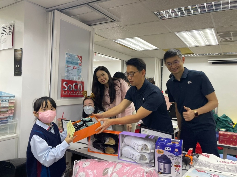 社協(xié)每年圣誕為貧窮兒童籌款送贈(zèng)圣誕禮物。