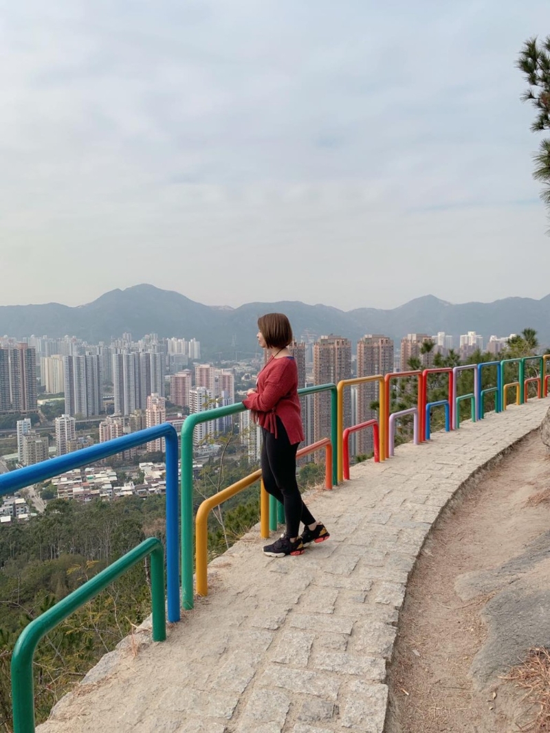 到達麥理浩徑和屯門徑的 分叉路口牌位置，往屯門徑方向再走20分鐘就會到其中一個打卡熱點「彩虹欄桿」。