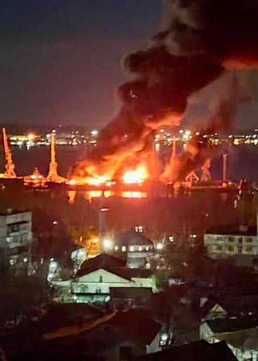 網(wǎng)傳“新切爾卡斯克號”陷入火海的畫面。