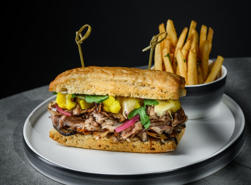 招牌煙熏牛肉三文治，傳統(tǒng)的意式白面包Ciabatta夾上店家招牌的煙熗薄切牛肉，鮮香美味。