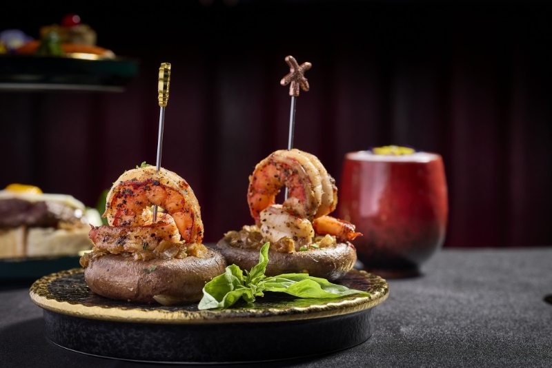 The Mansion沉浸式酒吧——烤大蝦拼大啡菇，新鮮大啡菇多汁不干身，伴脆卜卜的大蝦來(lái)吃，特別鮮味。