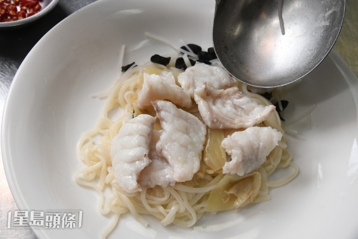 魚肉用鹽、糖、生粉及蛋白簡單調(diào)味后，放于滾水中烚至八成熟取出備用，能保持酸菜魚的肉質(zhì)嫩滑。