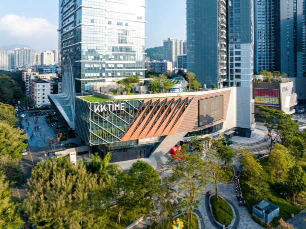 商場鄰近市級洪湖公園，兼具現(xiàn)代商業(yè)與自然文化的體驗空間。