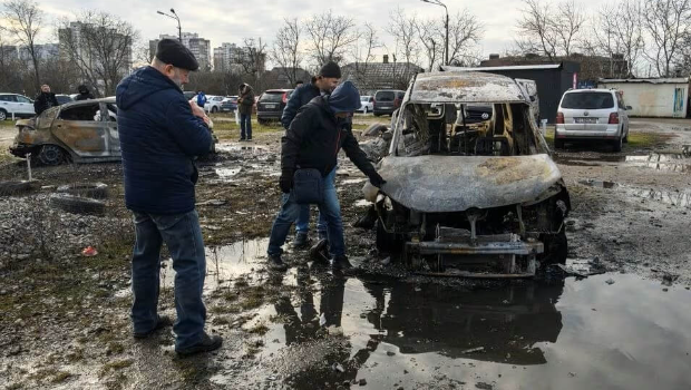 俄羅斯29日對烏克蘭發(fā)動大規(guī)模飛彈攻擊，基輔許多車輛遭摧毀。