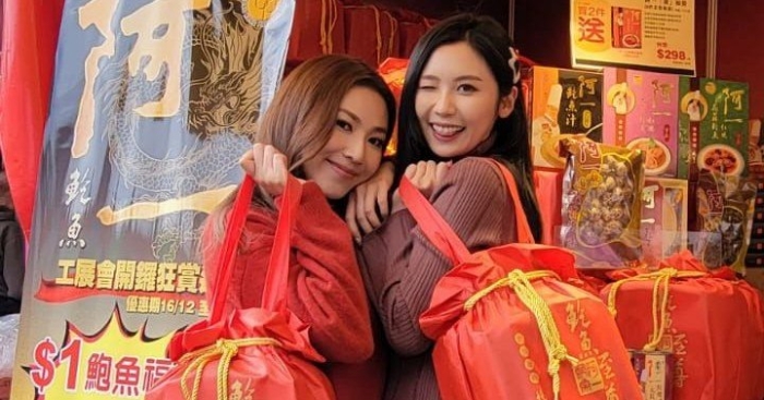 現(xiàn)正于維園舉行的工展會設(shè)有逾900個攤位，當(dāng)中提供各式優(yōu)惠商品。