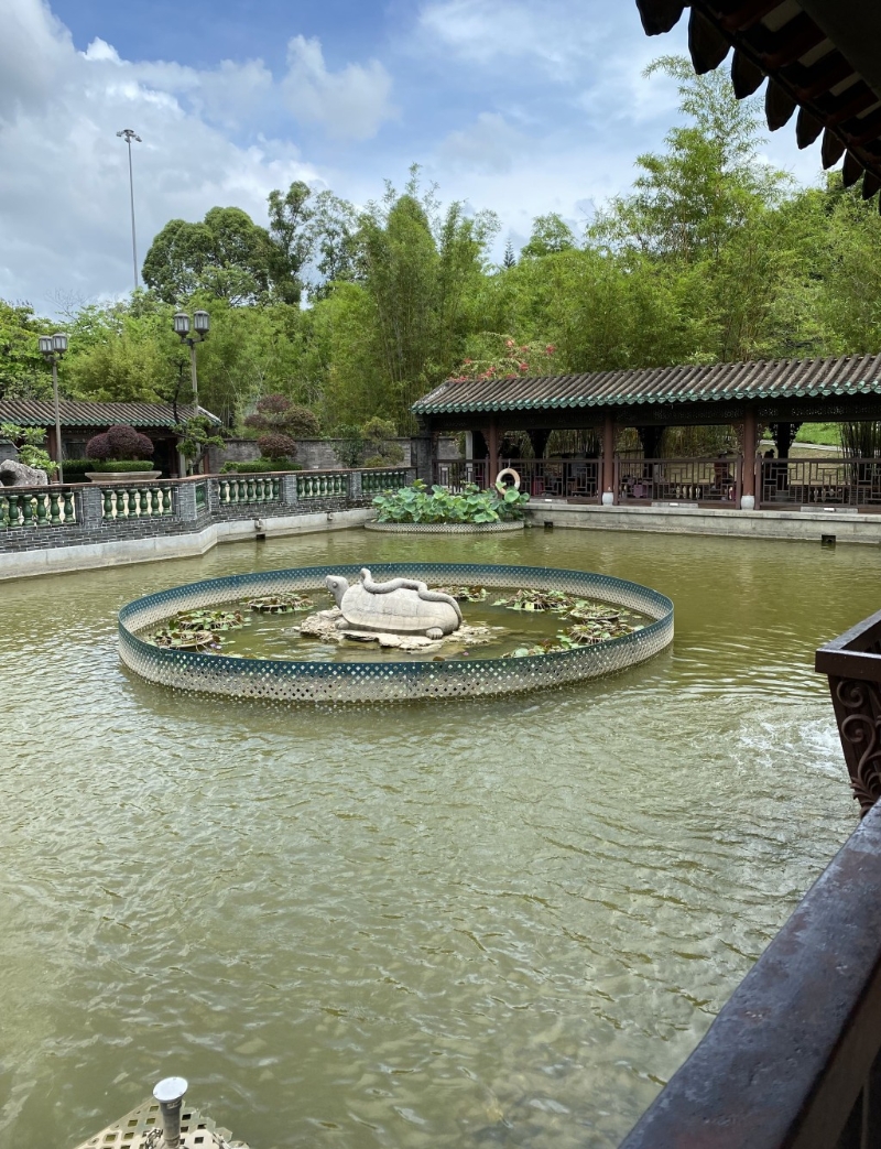 公園分為10個景區(qū)，建筑物皆環(huán)繞著中央 水池向外伸延，以院落回廊為布局。（圖片來源：《親子王》）