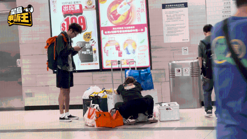 通關(guān)后，深圳“反向代購(gòu)”熱潮蔚然成風(fēng)，跑腿交收的情況港鐵站隨處可見(jiàn)。