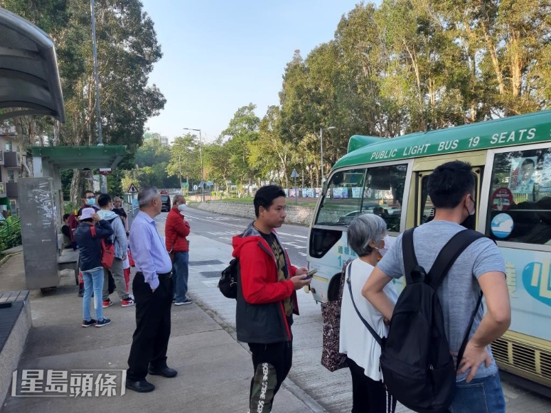 不少市民早上繁忙時間在黃魚灘候車出市中心，多輛小巴早已滿座。