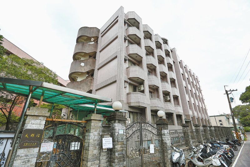 綠營猛打國民黨候選人侯友宜、妻子任美鈴擁有的“凱旋苑”（見圖），任美鈴發(fā)出公開信，宣示2026年6月租約到期后，將把大樓改為青年宅出租或做社會住宅。