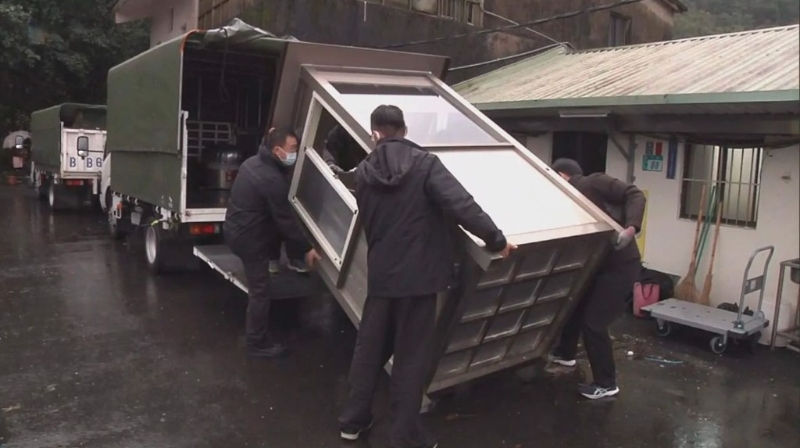 臺(tái)灣的“國安局”駐守萬里人員將門口崗哨拆除并搬上卡車離開。