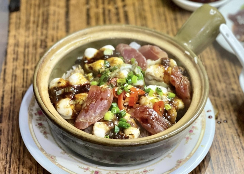 煲仔飯甘香，配料入味，淋上味道帶甜的豉油，香味四溢，飯焦出色，微焦脆口。