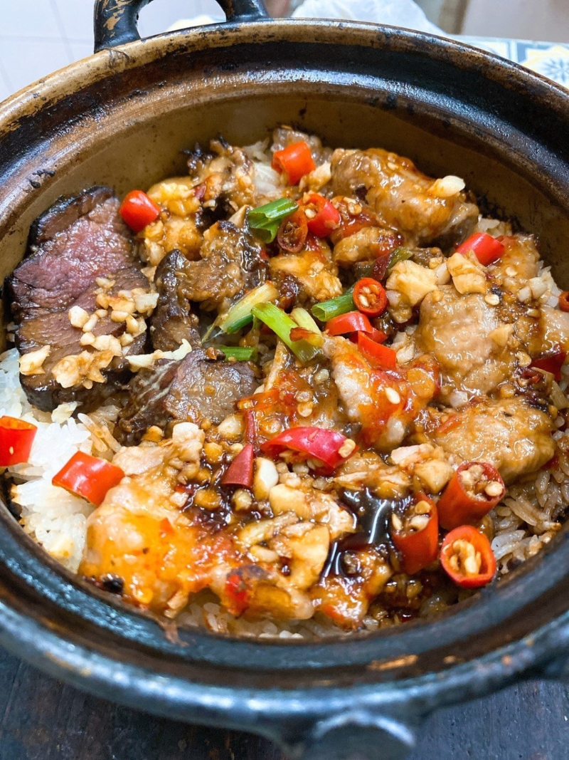 煲仔飯即叫即以炭爐制作，配料自由搭配。