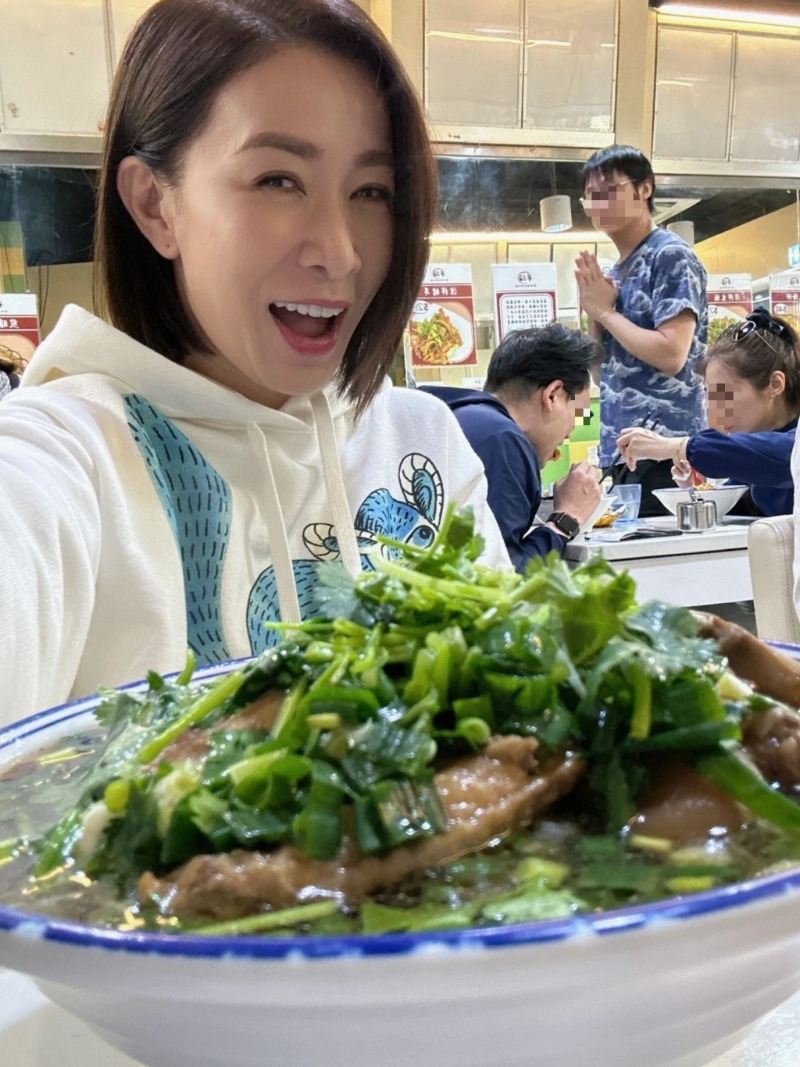 Man姐佘詩曼“幫襯”華記潮洲滷水車仔面，點(diǎn)了8個餸，沒有點(diǎn)面也吃不完。