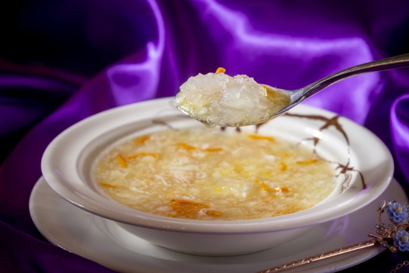 荃灣御名園4人中菜套餐——相濡以沫，燕窩泡軟烹成羹，加魚肉、蝦仁、蟹肉及竹笙，啖啖都有海產(chǎn)的鮮甜味道。