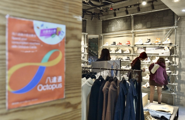 如何振興經(jīng)濟，同樣令人關(guān)注。