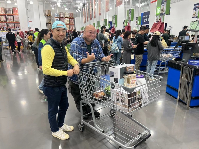 旅行團關(guān)注組版主Tony（左）及管理員Sunny（右）亦有報團參加山姆超巿兩日一夜純玩團，體驗到山姆購物的樂趣。 （旅行團關(guān)注組圖片）