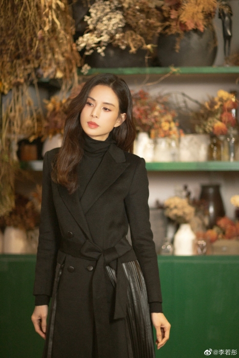 藝人李若彤今年已經(jīng)57歲，但仍魅力四射。