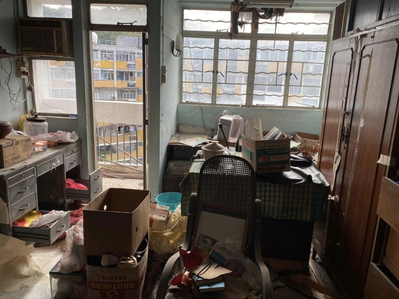 客廳清理前。 （窮游廢墟圖片）