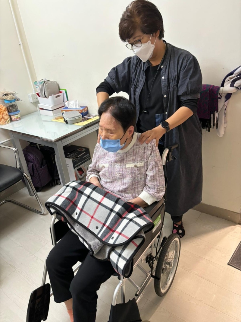 陸姑娘親自上門為李婆婆進(jìn)行按摩復(fù)健訓(xùn)練，提升她生活自理能力。(受訪者提供)