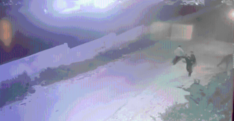 從影片所見，以軍在夜間接近一間房子，向一群年輕男子開槍，男子們沖出房屋走到街上。