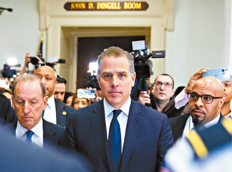 聯(lián)邦眾議院監(jiān)督委員會進行辯論時，總統(tǒng)拜登之子亨特發(fā)現(xiàn)突然現(xiàn)身，短暫坐在觀眾席后離開，共和黨人怒斥是政治伎倆。 美聯(lián)社