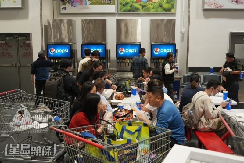 $39.9的燒雞也很受歡迎，不少市民更即場(chǎng)開(kāi)餐。