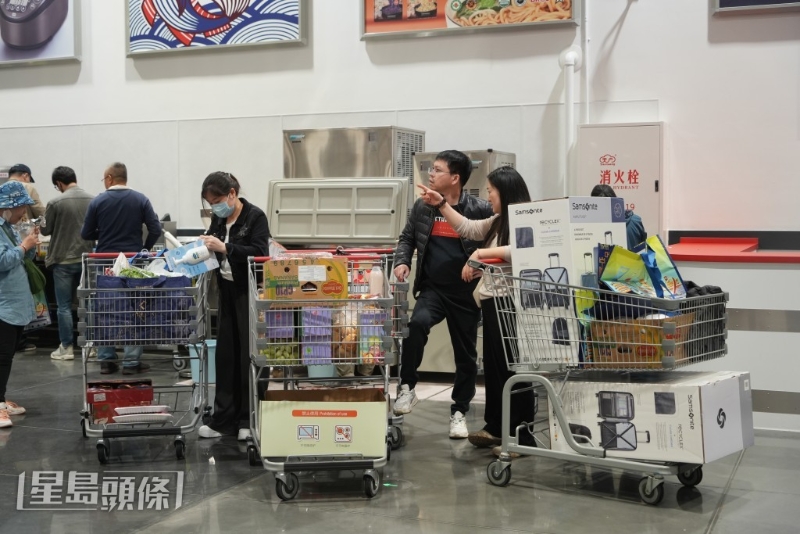 $799的20吋及27吋新秀麗（Samsonite）旅行喼套裝（右車）大受歡迎。