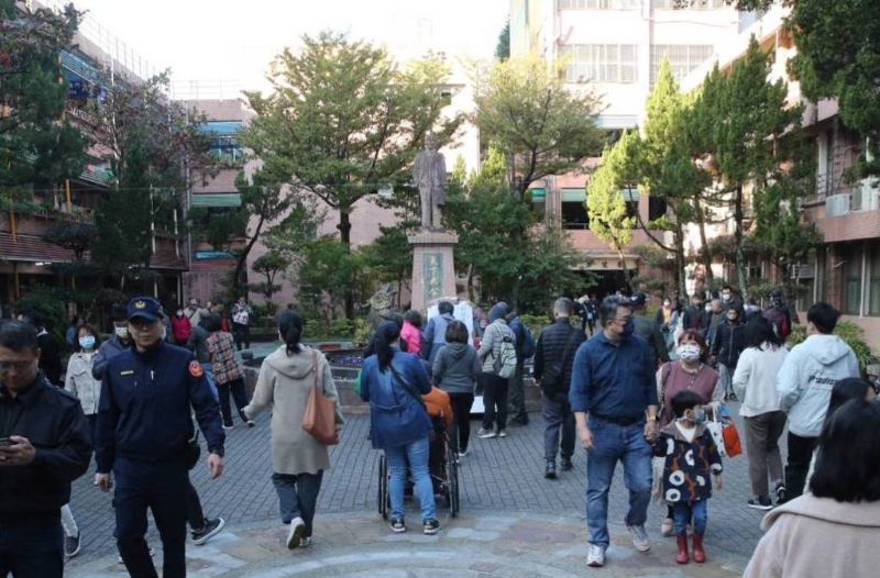 2024正副領導人、“立委”選舉13日投票，一大早民眾涌進投票所。