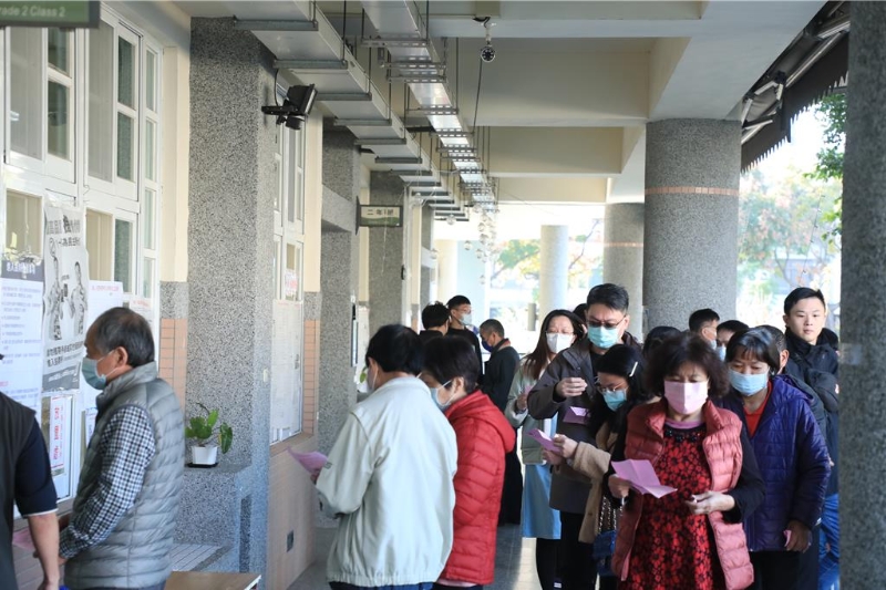 臺中市健行小學(xué)投開票所以早涌入投票人潮 臺中市健行小學(xué)投開票所以早涌入投票人潮