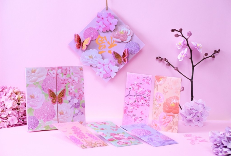 CLUB CG會員于東薈城名店倉內消費滿指定金額即可換領多款限量版新春賀歲禮品，包括「花漾彩蝶」利是封套裝（如圖）、Cath Kidston花香護膚禮品套裝及COVA賀年珍瓏朱古力全盒。