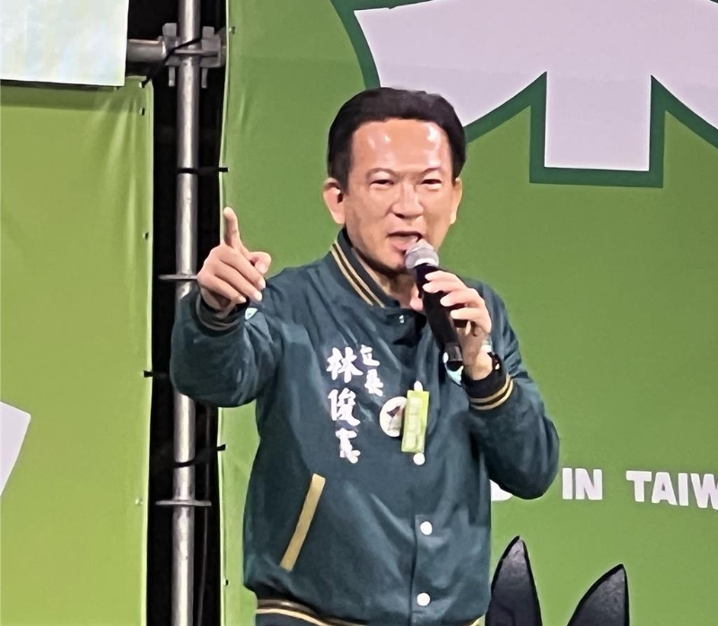 尋求連任的民進黨臺南五選區(qū)立委候選人林俊憲自行宣布當選。洪榮志攝