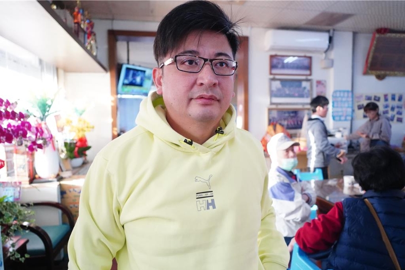 彰化縣議長謝典林在姐姐謝衣鳯服務(wù)處等待開票，他表示依據(jù)目前開票結(jié)果來看，三黨共治應(yīng)該是確立的，但強(qiáng)調(diào)仍要等待開票結(jié)束才明朗。