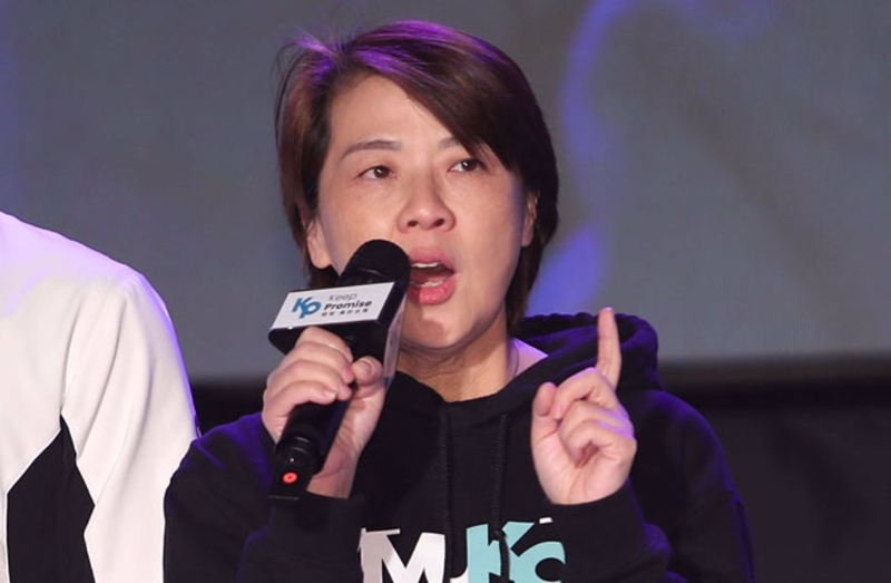 領(lǐng)導(dǎo)人“立委”選舉13日投票結(jié)束之后，許多民眾到柯文哲的競(jìng)選總部關(guān)心開(kāi)票情形，柯P的競(jìng)選總干事黃珊珊出面致詞并為在場(chǎng)支持者加油打氣。