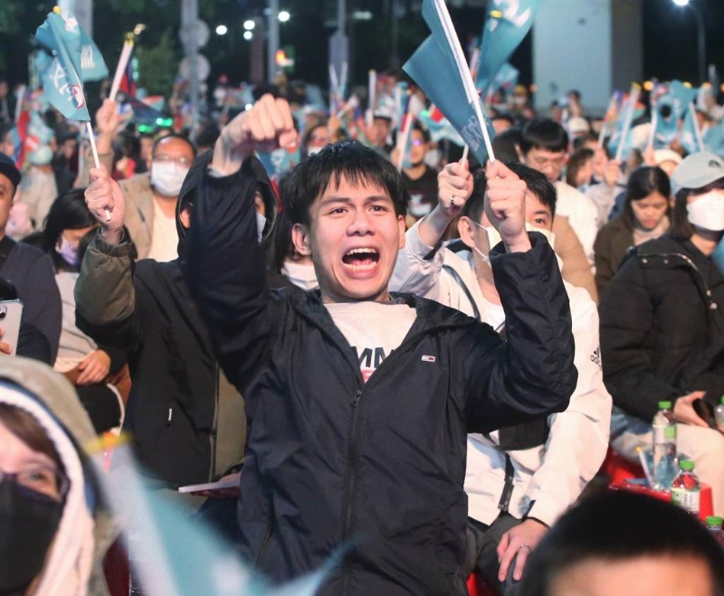 第16任正副領(lǐng)導(dǎo)人暨第11任“立法委員”選舉13日投票結(jié)束后開(kāi)票，臺(tái)灣民眾黨正副領(lǐng)導(dǎo)人候選人柯文哲、吳欣盈全臺(tái)競(jìng)選總部出現(xiàn)大批支持者，關(guān)心開(kāi)票情形，雖然票數(shù)逐漸落后，仍高喊加油。