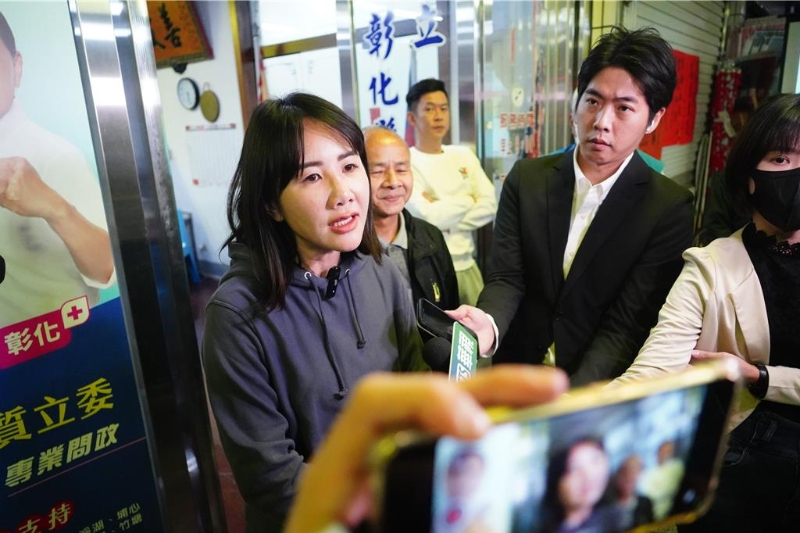 國民黨籍“立委”謝衣鳳，票數(shù)便一路領(lǐng)先對手民進(jìn)黨吳音寧，開票1個半小時就領(lǐng)先超過1萬票，謝衣鳳稍早自行宣布當(dāng)選。