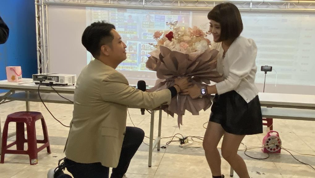 臺(tái)中“立委”六選區(qū)國(guó)民黨候選人羅廷瑋（左）晚間自行宣布當(dāng)選，他在當(dāng)選談話后說(shuō)要彌補(bǔ)遺憾，他欠太太一個(gè)求婚，當(dāng)場(chǎng)捧花下跪高喊“老婆，我愛(ài)你”