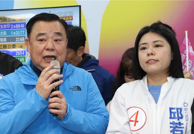 桃園市議長邱奕勝（左）表示，桃園6席“立委”全由國民黨拿下，希望未來可以團(tuán)結(jié)向當(dāng)局爭取統(tǒng)籌分配款與補助款。