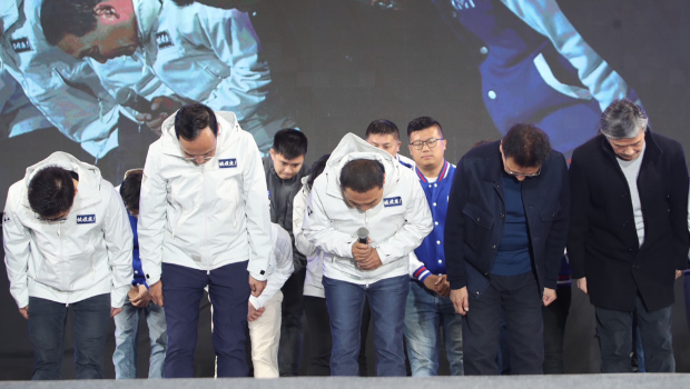 2024大選13日結(jié)果揭曉，國民黨的侯友宜敗選，在支持者不舍的情緒中，侯友宜（中）和副手搭檔趙少康（右二）、黨主席朱立倫（左二）與選舉團(tuán)隊(duì)上臺(tái)向所有的民眾鞠躬致意。