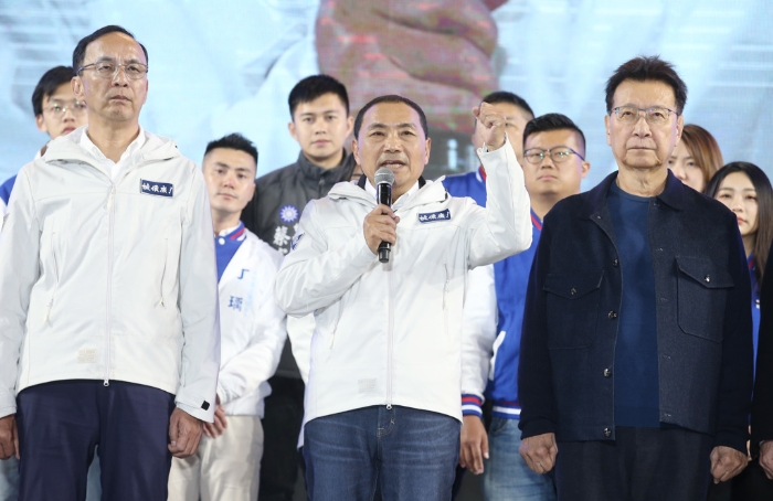 2024大選13日結(jié)果揭曉，國民黨的侯友宜（中）敗選后上臺(tái)致詞表示將再努力。