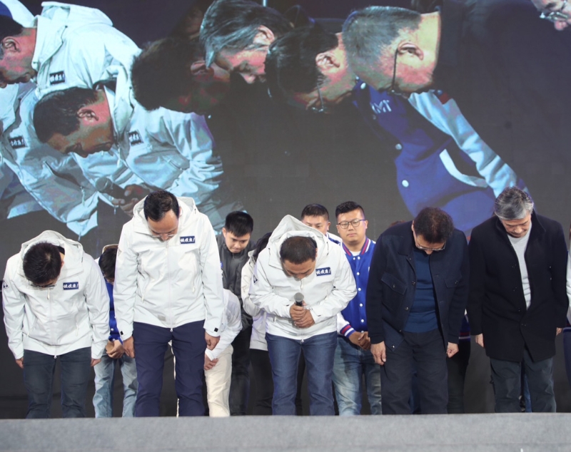 2024大選13日結(jié)果揭曉，國(guó)民黨的侯友宜敗選，在支持者不舍的情緒中，侯友宜（中）和副手搭檔趙少康（右二）、黨主席朱立倫（左二）與選舉團(tuán)隊(duì)上臺(tái)向所有的民眾鞠躬致意。