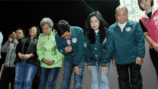 民進黨“立委”羅致政（中）尋求連任失利，13日晚間與家人及競選團隊向支持者鞠躬致意。