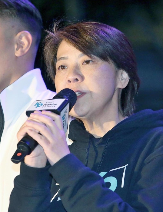 臺灣第16任正副領(lǐng)導(dǎo)人暨第11任“立法委員”選舉13日登場，民眾黨候選人柯文哲競選總干事黃珊珊感謝選民的支持。