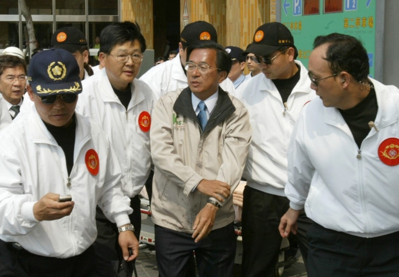 陳水扁中槍后，在維安人員包圍下自行走入醫(yī)院。美聯(lián)社