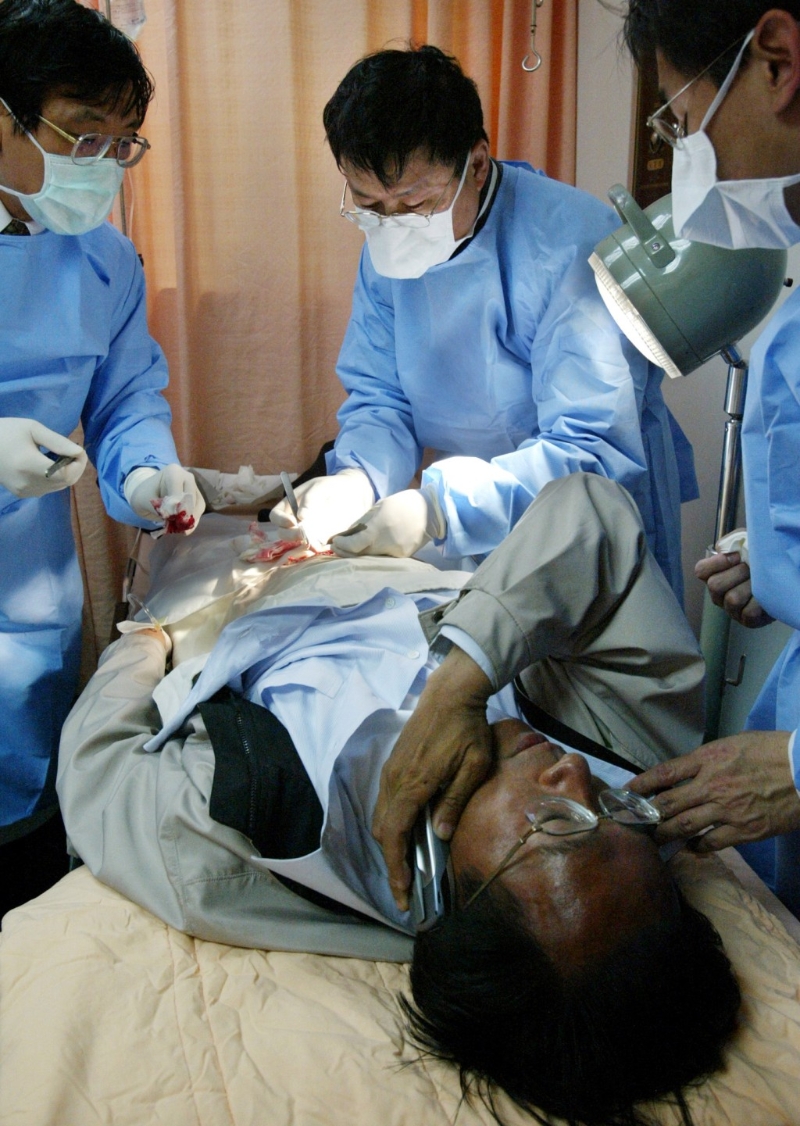 陳水扁腹部中槍后，邊縫針邊講電話。美聯(lián)社