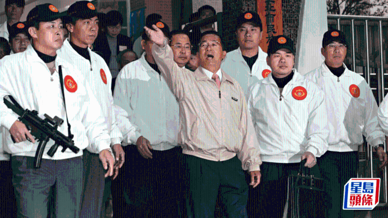 陳水扁中槍翌日由荷槍人員貼身保護(hù)到票站投票。星島資料圖