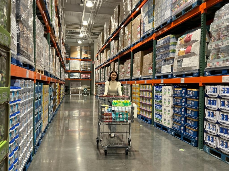 Costco 是美國(guó)連鎖超市，與港人最?lèi)?ài)的山姆超市一樣同為倉(cāng)儲(chǔ)式超市。