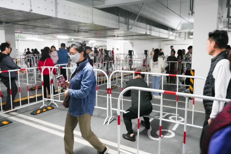 發(fā)現(xiàn)有人不依規(guī)矩插隊(duì)。