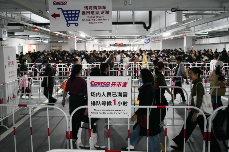 會(huì)員魚(yú)貫排隊(duì)等候入場(chǎng)。